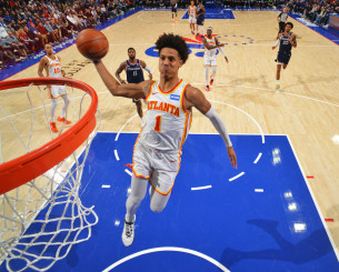 Λείπει ο Γιανγκ, «ξεσαλώνει» ο Τζόνσον: Ο νέος ηγέτης των Χοκς κάνει... θραύση σε σεζόν καριέρας