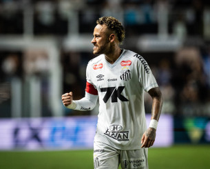 Συγκινητικός Νεϊμάρ: Έπαιξε τραυματίας και οδήγησε με γκολ και ασίστ τη Σάντος σε νίκη «χρυσάφι» (videos)