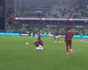 Ο απίθανος τρόπος διαμαρτυρίας του Κουαό - Δεν ξεκίνησε βασικός και έκατσε πάνω σε μια μπάλα (video)