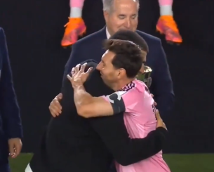 Ο Αλκαράθ παρέδωσε το ιστορικό τρόπαιο στον Λιονέλ Μέσι (video)