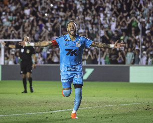 Νεϊμάρ από τα παλιά - Επαιξε τραυματίας, πέτυχε χατ-τρικ μέσα σε 17' και έβγαλε τη Σάντος από τον κίνδυνο υποβιβασμού