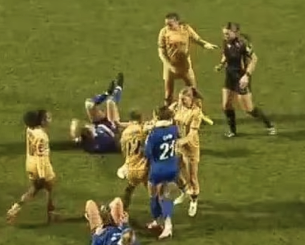 Ούτε σε αγώνα κατς - Πρωτοφανείς εικόνες σε παιχνίδι γυναικών με παίκτρια να πιάνει αντίπαλό της από τον λαιμό (video)