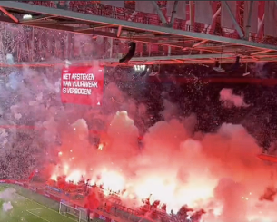 Οι οπαδοί του Άγιαξ είχαν ελεγχθεί από σκυλιά, αλλά πέρασαν στο γήπεδο τα πάντα και διέκοψαν το ματς