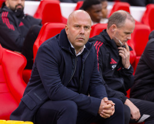 Με την πλάτη στον τοίχο, ο Σλοτ παίρνει μια απόφαση για το μέλλον του στη Λίβερπουλ!