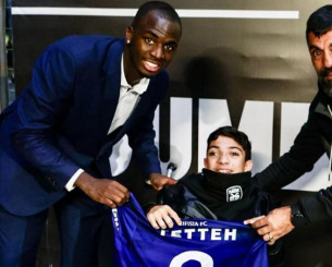 Σπουδαία κίνηση από τον Τεττέη που δώρισε τη φανέλα του στον μικρό Γιαννάκη