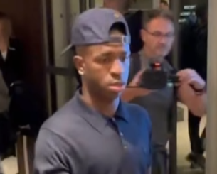 Χαμός για τον Βινίσιους στο ξενοδοχείο της Ρεάλ - Έδωσε αυτόγραφα ο Βραζιλιάνος (video)