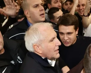 Συγκινημένος ο Ομπράντοβιτς με τον κόσμο - Η στάση του έφερε ελπίδα παραμονής (video)