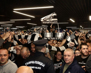 Απίστευτες εικόνες στην άφιξη του Ομπράντοβιτς στο Βελιγράδι - «Ζέλικο μείνε» φώναζαν ρυθμικά