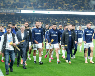 Οι παίκτες του Ατρόμητου άφησαν λουλούδια στη μνήμη του δολοφονημένου φίλου της ΑΕΚ στη Χαλκίδα (video)