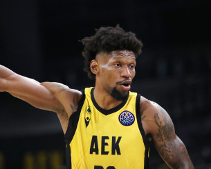 Απρόοπτο με Σίλβα στην ΑΕΚ, ένιωσε ενόχληση στο δεξί πόδι