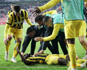 Ξέσπασμα στα γκολ, ομάδα και κόσμος «ένα» και «πάρτι» στα αποδυτήρια - Η παρακάμερα της ΑΕΚ στην Σαμψούντα