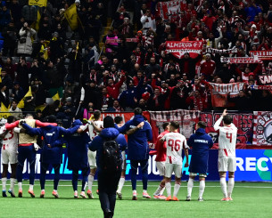 Παίκτες και κόσμος έγιναν ένα και πανηγύρισαν μαζί τη νίκη του Ολυμπιακού στο Καζακστάν (video)