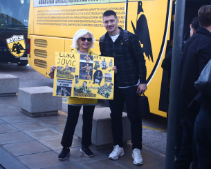 Η έκπληξη στον Λούκα Γιόβιτς από θαυμάστρια του στο αεροδρόμιο (video)