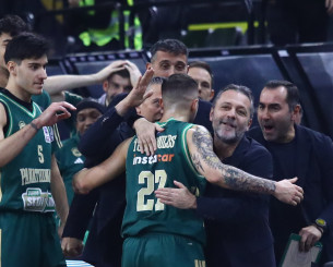 Το απίστευτο buzzer beater του Τολιόπουλου στο ημίχρονο του ΑΕΚ - Παναθηναϊκός (video)