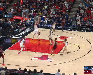 Με σούπερ θέαμα και... ιπτάμενο Μπουζέλις το Top 10 του ΝΒΑ (video)