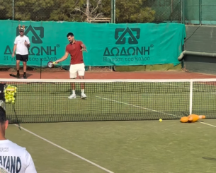 Ο Τζόκοβιτς έπαιξε τένις στο Καβούρι με τηγάνι! (video)