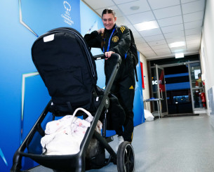 Με το μωρό στη δουλειά - Ακόμα κι αν είναι στα αποδυτήρια για να παίξεις σε έναν αγώνα Champions League