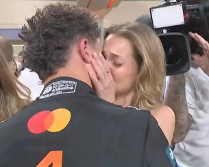 Το «τρυφερό» φιλί του Νόρις στην καλλονή σύντροφό του με το που κατέκτησε την κορυφή! (video)