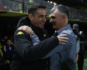 Η αγκαλιά Χιμένεθ - Μεντιλίμπαρ στο φινάλε του ματς Άρης - Ολυμπιακός