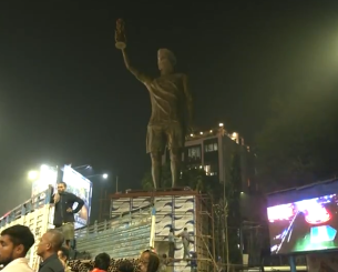 Το γιγαντιαίο άγαλμα του Μέσι στην Ινδία έχει 20 μέτρα ύψος και φτιάχτηκε σε μόλις 40 μέρες (video)