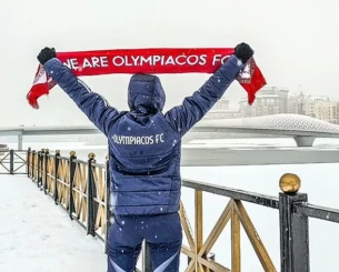 Η «ερυθρόλευκη» ανάρτηση του Ολυμπιακού από τη χιονισμένη Αστάνα