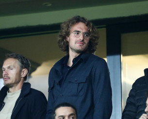 Μέσα στα μέλια ο Τσιτσιπάς - Το τρυφερό φιλί στη νέα σύντροφό του (video)