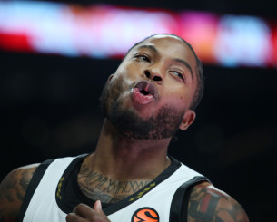 Δείγμα αποχώρησης: Ο Ταϊρίκ Τζόουνς καθηλωμένος στον πάγκο της Παρτίζαν