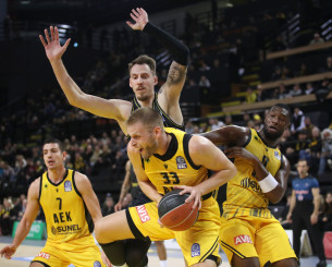 Ο άνθρωπος που άλλαξε τον ρυθμό: Ο Χαραλαμπόπουλος έγινε σημείο αναφοράς για την ΑΕΚ στην άμυνα