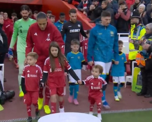 Συγκλονιστική στιγμή: Τα παιδιά του Ζότα συνόδευσαν τον Φαν Ντάικ στην είσοδό του στο «Ανφιλντ»