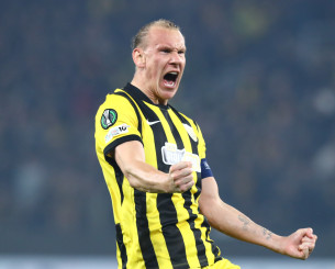 Ο Βίντα βάζει ξανά στο ματς την ΑΕΚ, με κεφαλιά το 1-2 (video)