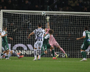 Τρομερό δοκάρι για τον ΠΑΟΚ σε σουτ του Οζντόεφ (video)