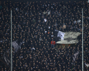 Επική στιγμή: Οπαδός του ΠΑΟΚ ντύθηκε... Χριστουγεννιάτικο δέντρο στην Τούμπα (photo)