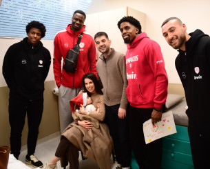 Επίσκεψη των παικτών του Ολυμπιακού στο Ιατρικό Κέντρο Αθηνών