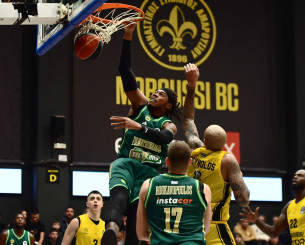 Το απίστευτο tomahawk κάρφωμα του Χολμς στο... πρόσωπο του Ρέινολντς  (video)