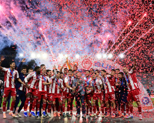 Η απονομή του τροπαίου στον Ολυμπιακό και οι πανηγυρισμοί των ποδοσφαιριστών (videos)