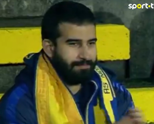 Φοβερή στιγμή: Οι παίκτες της Αρούκα αγκάλιασαν τον μοναδικό οπαδό που ταξίδεψε 1.500 χιλιόμετρα σε εκτός έδρας ματς (video)