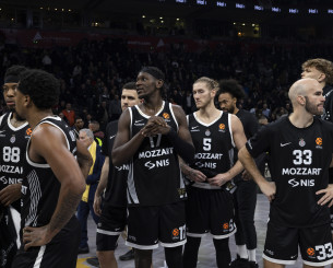 Χάος μετά το Παρτίζαν - Μακάμπι: Οπαδοί πέταξαν νερό στους παίκτες, ζήτησε τον λόγο ο Τζόουνς (videos)