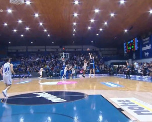 Ο Τσαλμπούρης έκλεισε το εφιαλτικό ημίχρονο για τον Πανιώνιο με τρίποντο από το κέντρο (video)