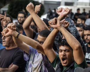 «Θέλουμε νοσοκομεία, όχι γήπεδα» - Το κίνημα Gen Z 212 δίνει τον αγώνα του στους δρόμους