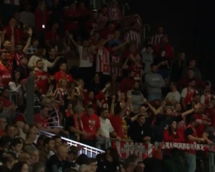 Με τον κόσμο στο πλευρό του ο Ολυμπιακός: Περίπου 500 οπαδοί στην Μπολόνια