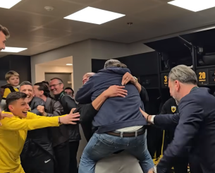 Πανζουρλισμός στα αποδυτήρια με Ηλιόπουλο: Το «σούπερ Μάριο» και η βουτιά στην αγκαλιά του Μουκουντί (video)