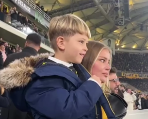 Πανευτυχής και ο Γιόβιτς Junior - Τραγούδησε με το υπόλοιπο γήπεδο τον ύμνο της ΑΕΚ (video)