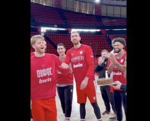 Γενέθλια για Μιλουτίνοφ και Ουόκαπ και... διπλή τούρτα στο ΣΕΦ (video)