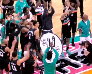 Ο Γουεμπανιαμά ενέπνευσε τους φίλους των Σπερς: Η νέα παράδοση που θυμίζει... Ευρώπη (video)