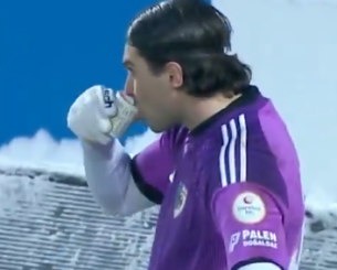 Απίστευτο σκηνικό στην Τουρκία: Τερματοφύλακας έπινε... τσάι για να ζεσταθεί (video)