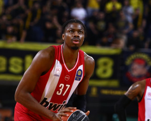 Ο Τζόουνς ήρθε και στέλνει τον Αντετοκούνμπο στον Άρη