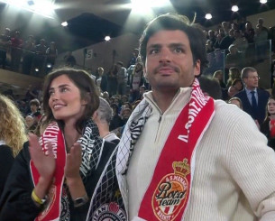 Ο Κάρλος Σάινθ είδε από κοντά το Μονακό - Παρτίζαν και πήρε τη φανέλα του Μάικ Τζέιμς (video)