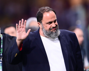 1.000 φανέλες δωρίστηκαν σε σχολεία  του Νότιγχαμ από τον Βαγγέλη Μαρινάκη 1.000 φανέλες δωρίστηκαν σε σχολεία  του Νότιγχαμ από τον Βαγγέλη Μαρινάκη