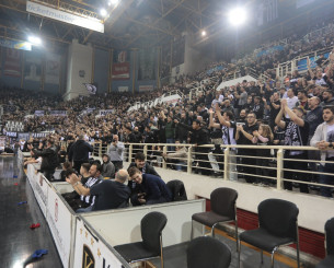 «Χαμός» έξω από το Παλατάκι από τους οπαδούς του ΠΑΟΚ (video) «Χαμός» έξω από το Παλατάκι από τους οπαδούς του ΠΑΟΚ (video)