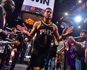 Ο Μπούκερ θα γίνει ο πρώτος NBAer που θα σπάσει το φράγμα των 70 εκατομμυρίων Ο Μπούκερ θα γίνει ο πρώτος NBAer που θα σπάσει το φράγμα των 70 εκατομμυρίων